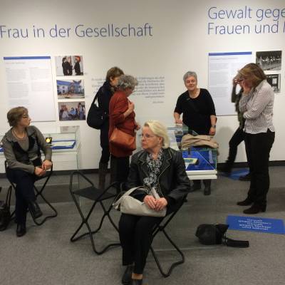 Ausstellungsbesuch  Frauen.oldenburg Vom Tomatenwurf zur Frauenquote  - 