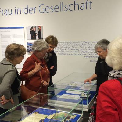 Ausstellungsbesuch  Frauen.oldenburg Vom Tomatenwurf zur Frauenquote  - 