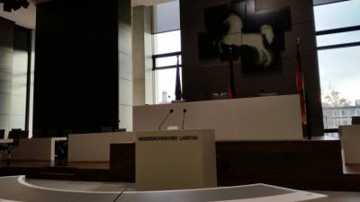 Rednerpult mit dem Wahrzeichen \