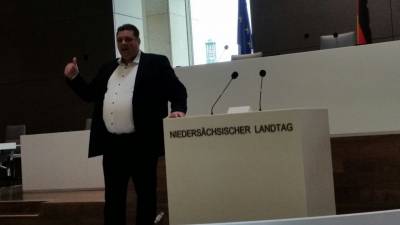 die Fhrung durch den neuen Plenarsaal, wurde durch den Landtagsabgeordneten Jens Macke durchgefhrt